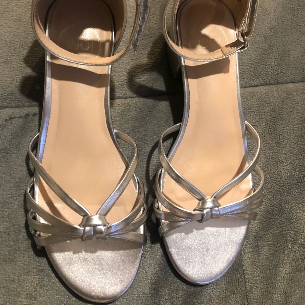 Girls sandals.